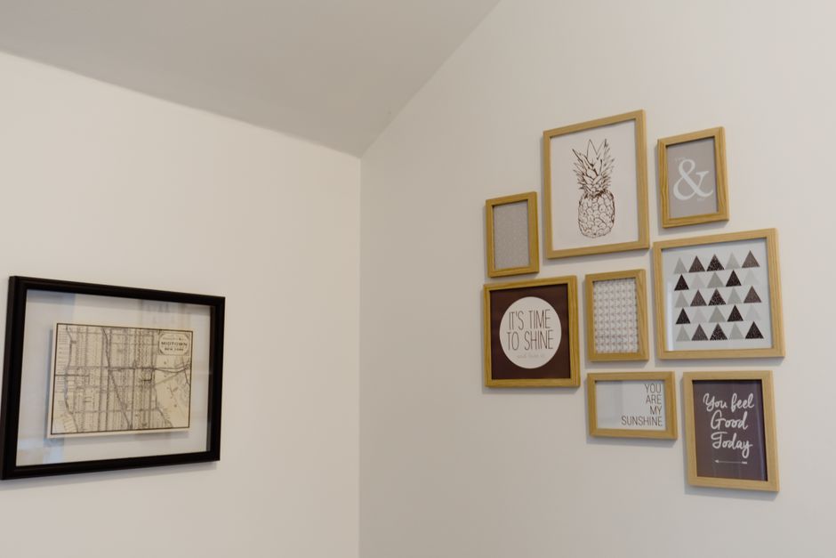 Creatieve galerijopstellingen accentueren artistieke werken.