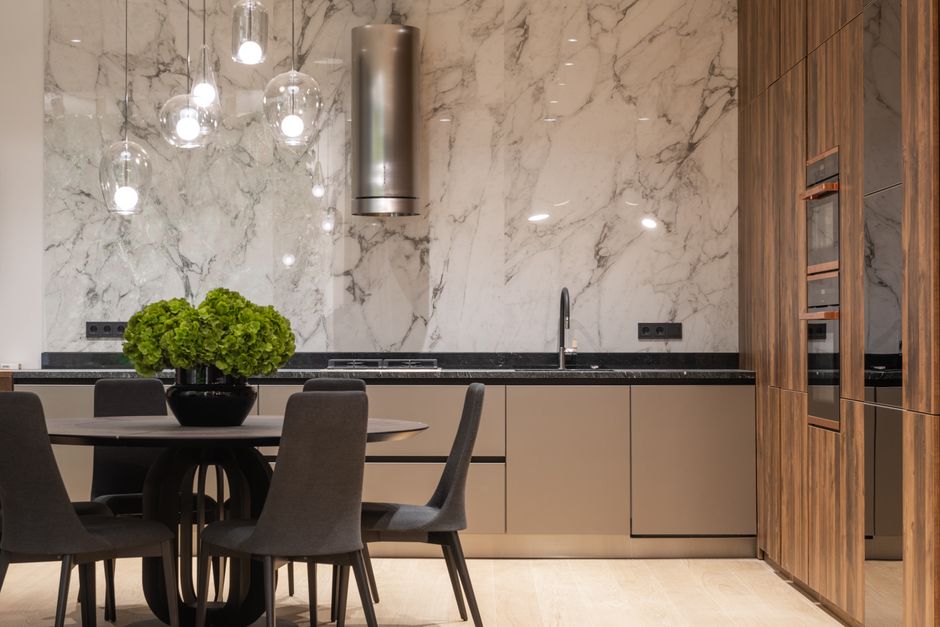 Moderne keuken met zwart-wit marmer design.