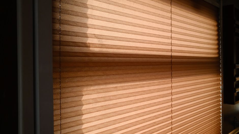 Slimme rolgordijnen in zonovergoten woonkamer